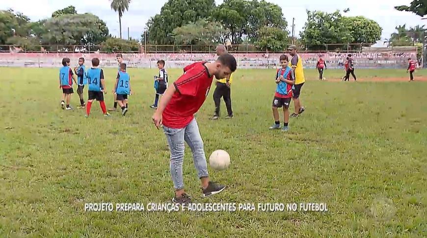 Projeto prepara crianças e adolescentes para futuro no futebol