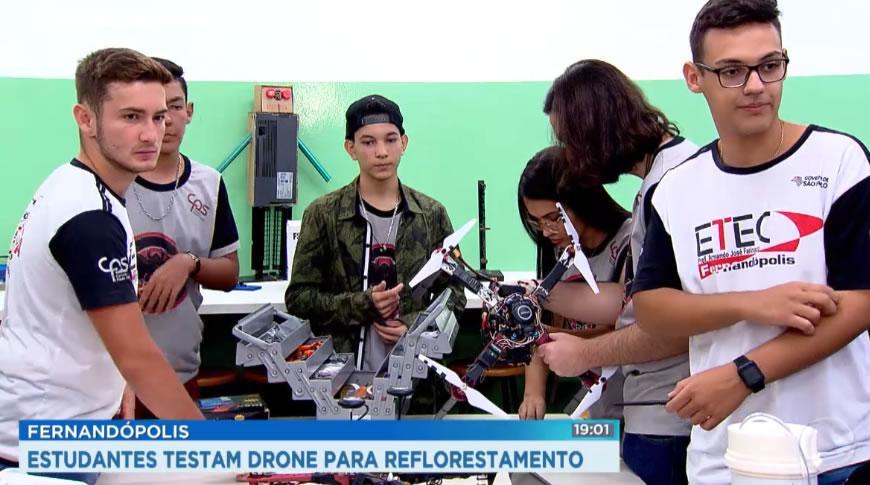Estudantes testam drone para reflorestamento