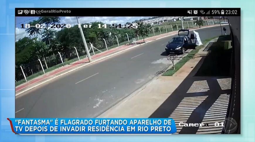 Fantasma é flagrado furtando aparelho de TV depois de invadir residáncia em Rio Preto
