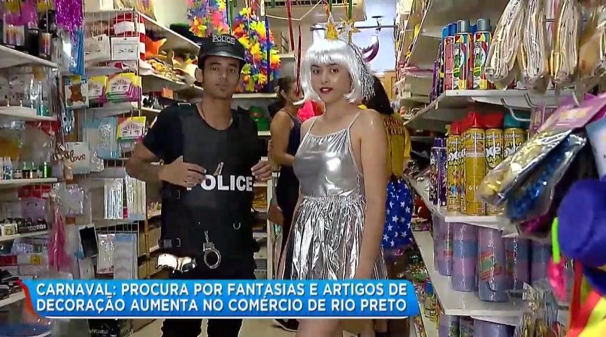 Aumenta por procura por fantasias e artigos de decoração no comércio de Rio Preto