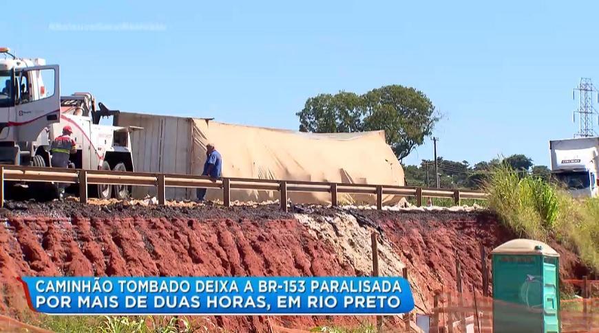 Caminhão tombado deixa a BR-153 paralisada por mais de 2 horas em Rio Preto