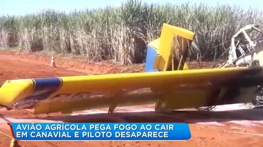 Avião agrícola pega fogo ao cair em canavial e piloto desaparece