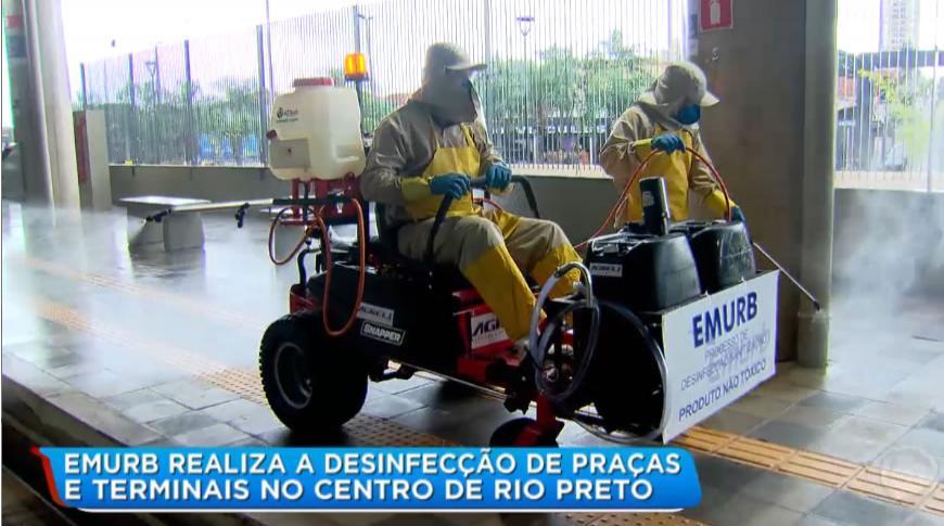 Emurb realiza a desinfecção de praças e terminais no centro de Rio Preto  Em Rio Preto, a Emurb, responsável pelo transporte público e rodoviário, realiza a limpeza de praças e terminais, na