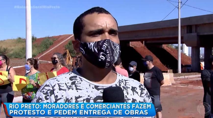 Moradores e comerciantes de Rio Preto fazem protesto e pedem entrega de obras da BR153