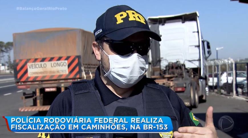 Polícia Rodoviária Federal realiza fiscalização em caminhàµes, na BR -153