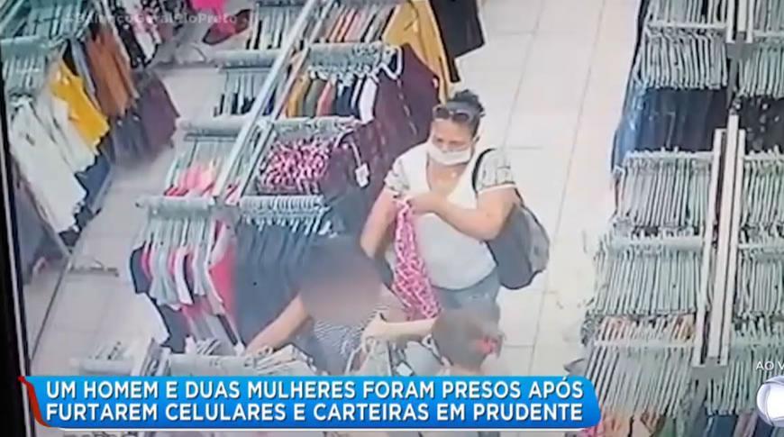 Cà¢meras de segurança flagram mulheres que furtavam celulares e carteiras no comércio de Prudente