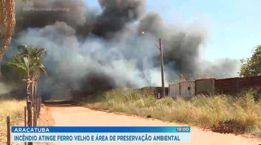 Incándio em Ferro Velho de Araçatuba atinge área de preservação ambiental