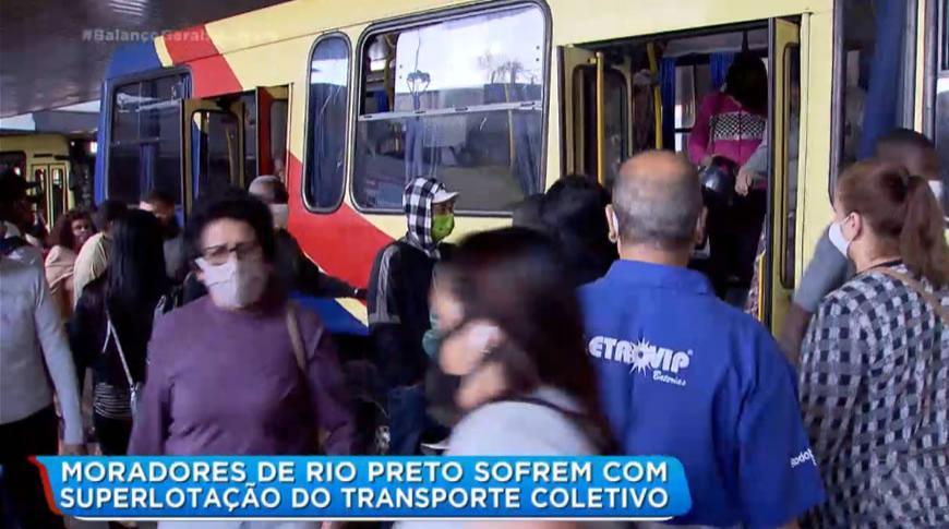 Moradores de Rio Preto sofrem com superlotação do transporte coletivo