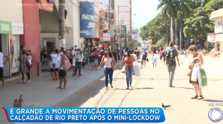 É grande a movimentação de pessoas no calçadão de Rio preto após Mini-lockdow