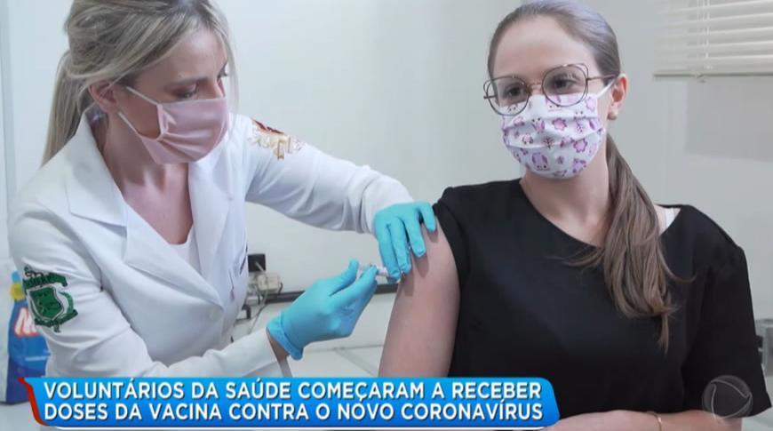 Voluntários da saúde começaram a receber doses da vacina contra o novo coronavírus