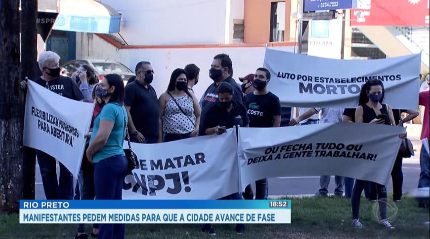 Manifestantes pedem medidas para que Rio Preto  avance de fase