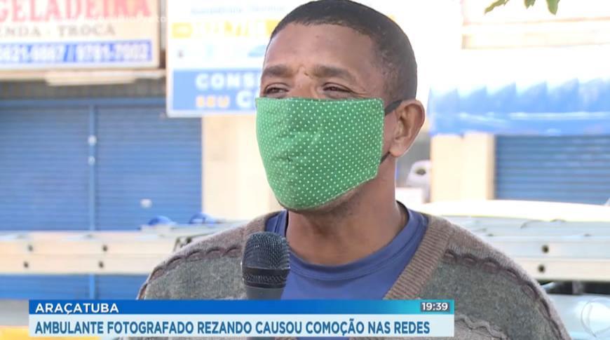 Ambulante de Araçatuba fotografado rezando causou comoção nas redes sociais