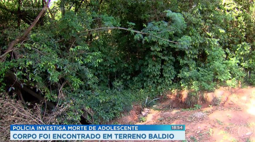 Polícia investiga a morte de adolescente que teve corpo encontrado em terreno Baldio.