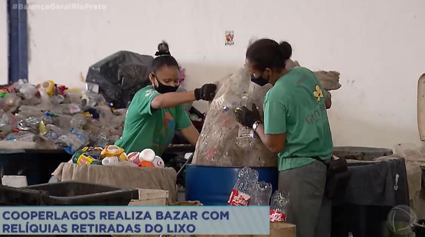 Cooperlagos realiza bazar com relíquias retiradas do lixo