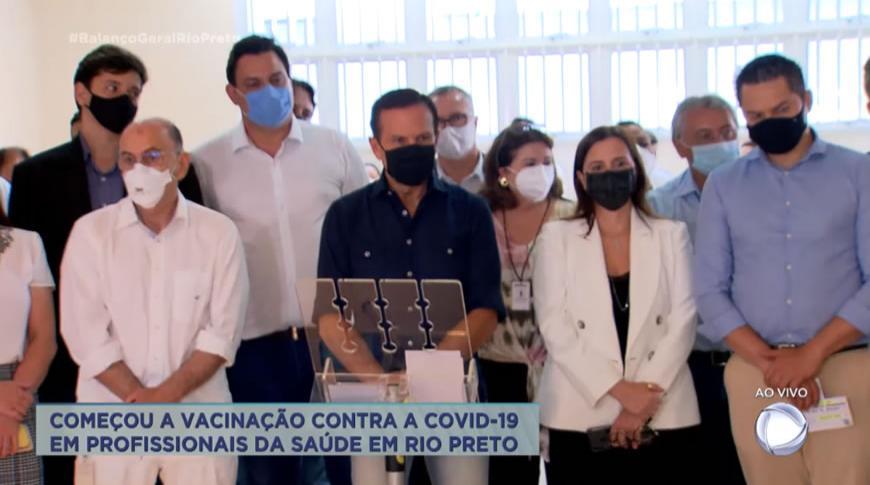 Começou a vacinação contra a Covid-19 em profissionais da saúde em Rio Preto