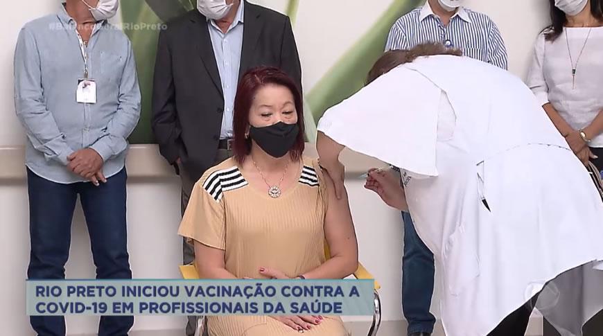 Início da  vacinação contra a Covid-19 em profissionais da saúde de Rio Preto