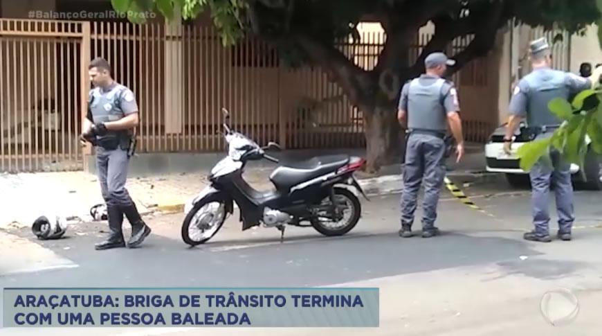 Briga de trà¢nsito termina com uma pessoa baleada em Araçatuba