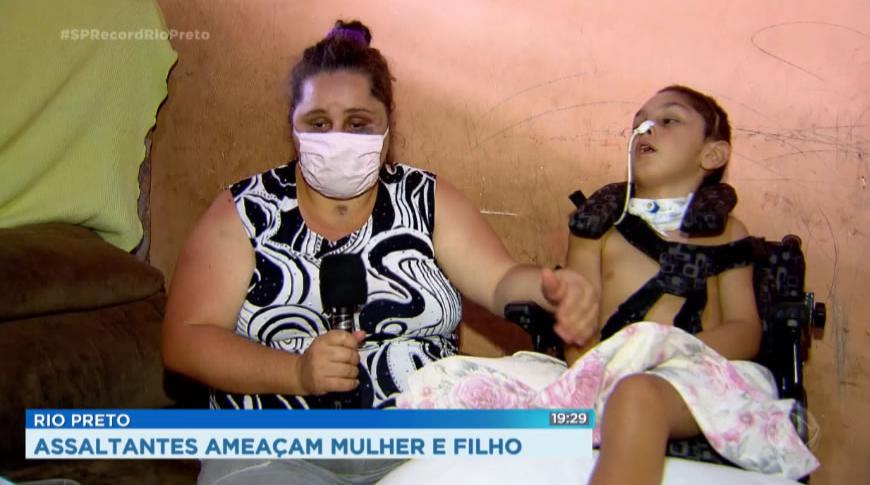 Assaltantes ameaçam mulher e filho em Rio Preto