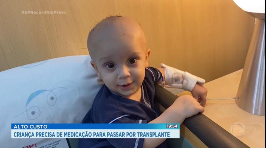 Criança precisa de medicação para passar por transplante