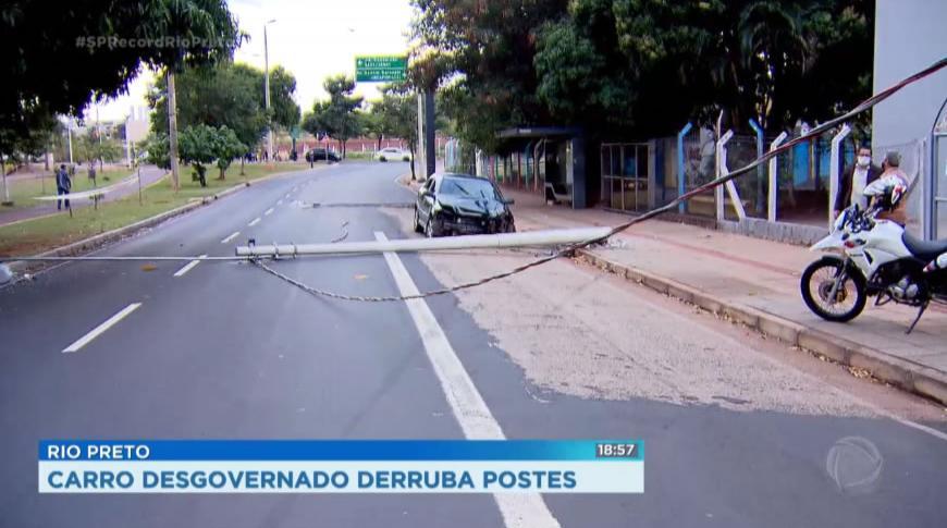 Carro desgovernado derruba postes em Rio Preto