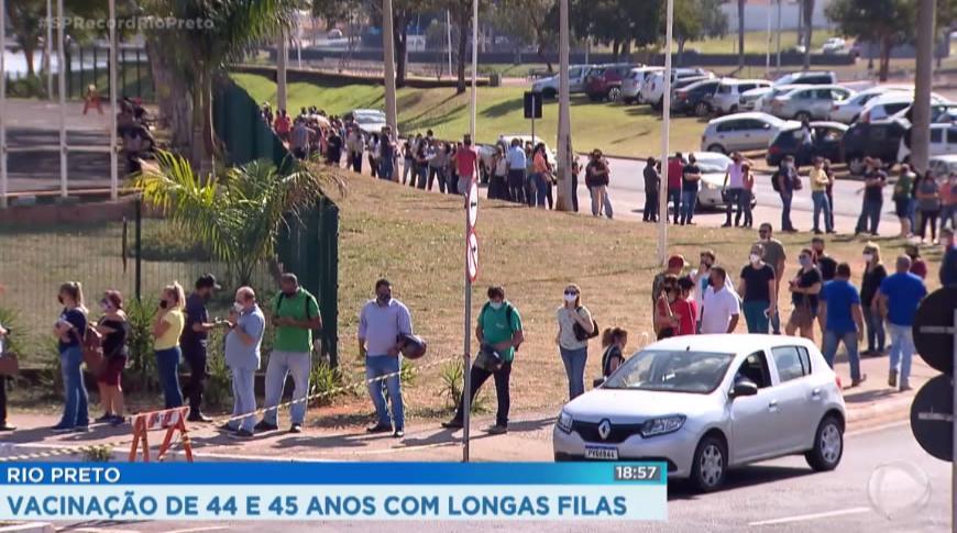 Vacinação de 44 e 45 anos com longas filas em Rio Preto