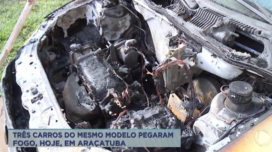 Três carros da  mesma marca e ano  pegaram fogo, em Araçatuba.