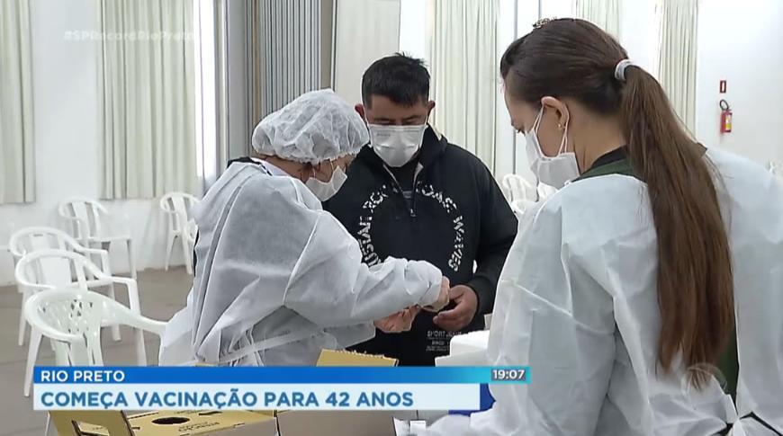 Começa vacinação para pessoas de  42 anos em Rio Preto
