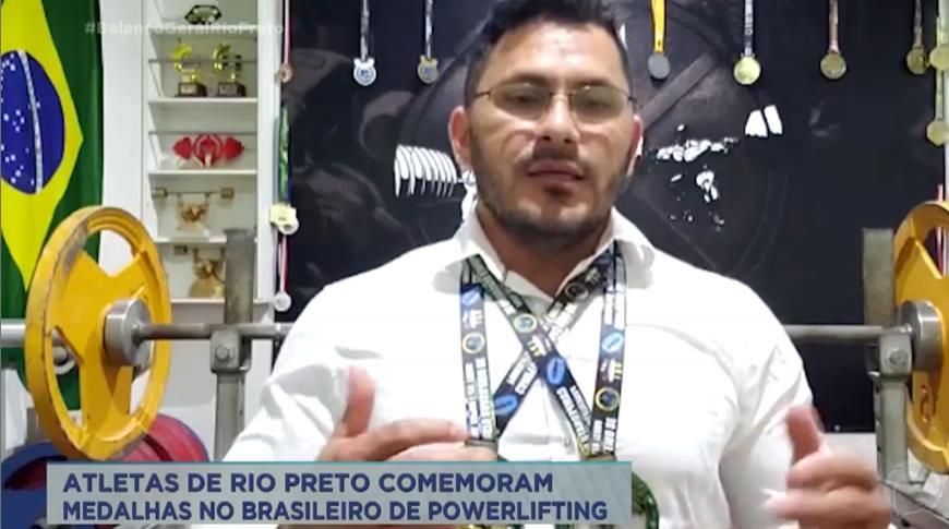 Atletas de Rio Preto comemoram medalhas no Brasileiro de Powerlifting