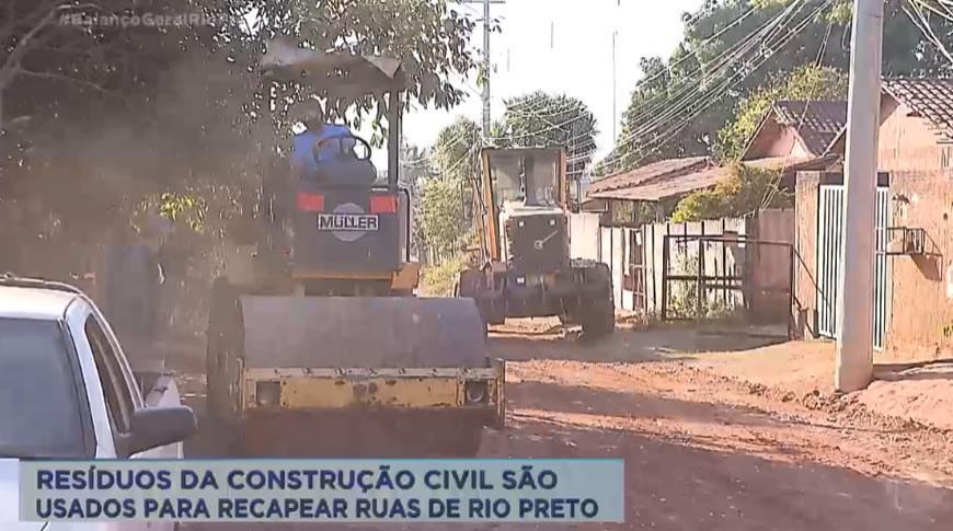 Resíduos da construção civil são usados para recapear ruas de Rio Preto
