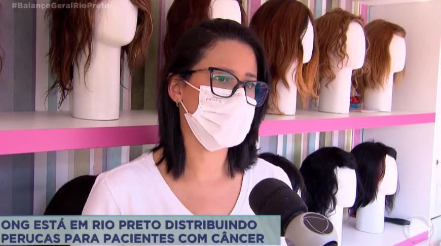 ONG está em Rio Preto distribuindo perucas para pacientes com câncer