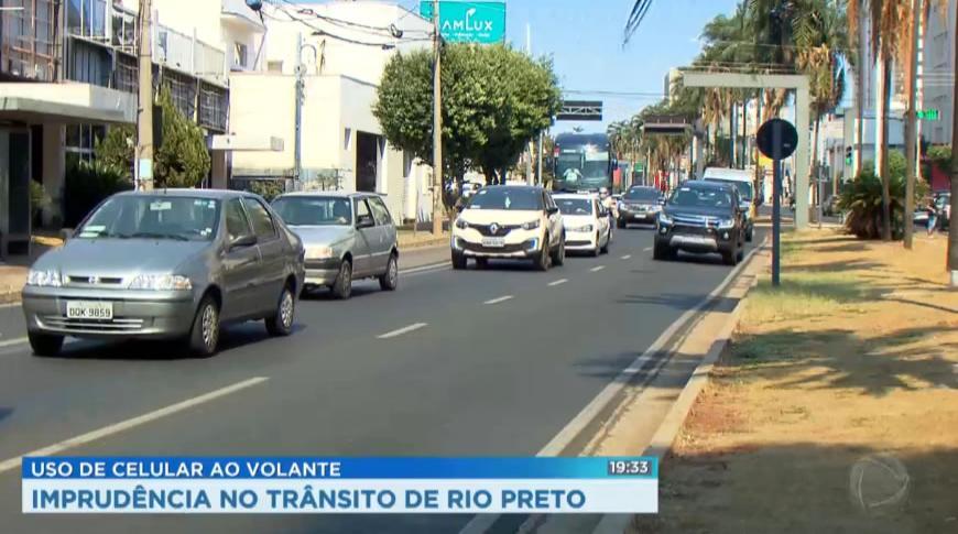 Imprudência do uso do celular enquanto dirige, tem causado cada vez mais multas em Rio Preto