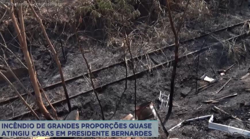 Incêndio de grandes proporções quase atingiu casas em Presidente Bernardes