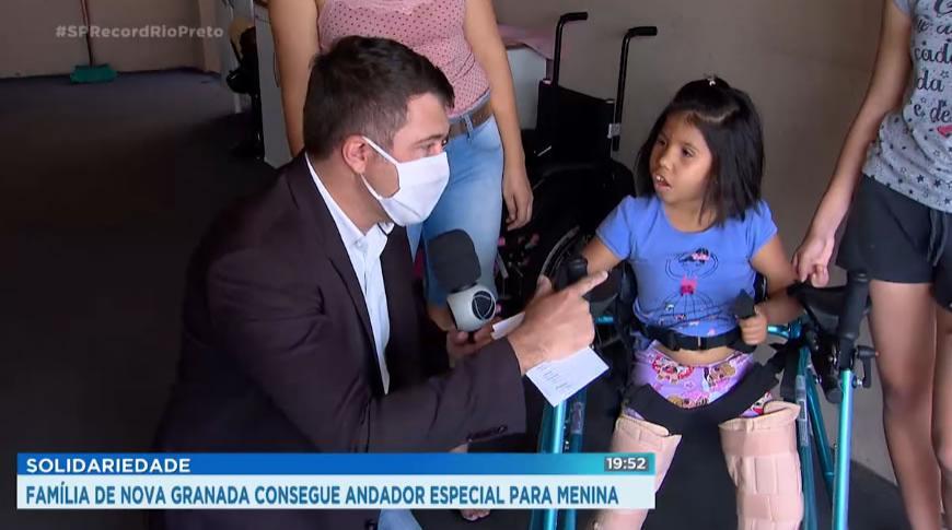 Família de Nova Granada consegue andador especial para menina