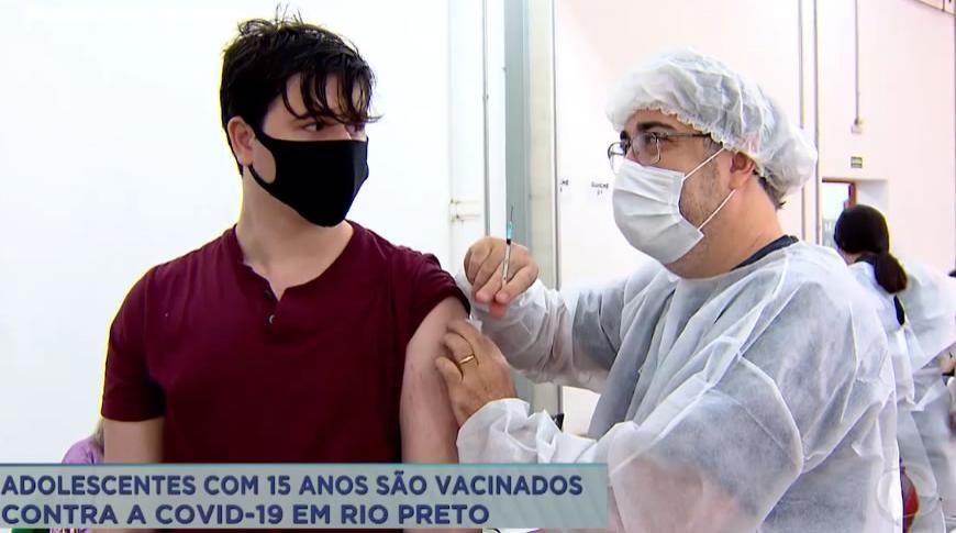 Adolescentes com 15 anos são vacinados contra a Covid-19 em Rio Preto