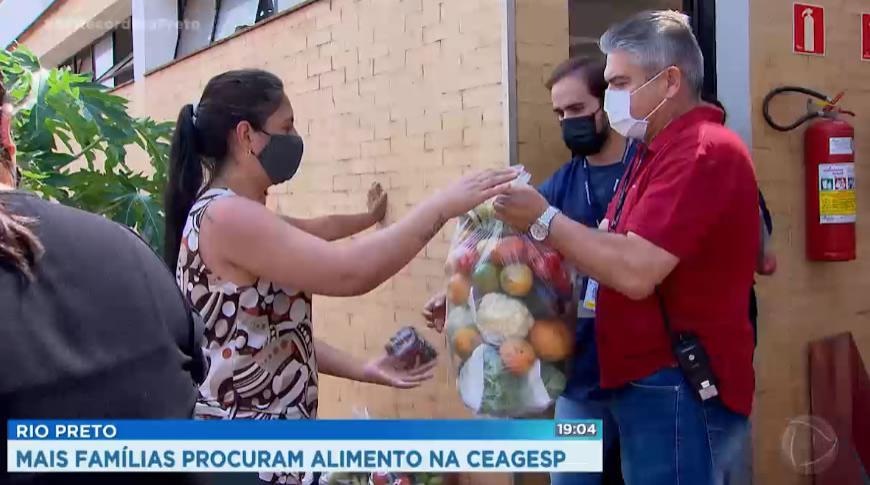 Mais famílias buscam por doação de alimentos no  Ceagesp de Rio Preto