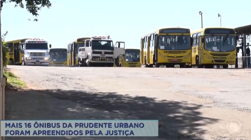 Mais 16 ônibus da Prudente Urbano foram apreendidos pela justiça prejudicando o transporte público da cidade.