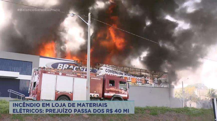 Incêndio de grandes proporções destruiu loja de materiais elétricos em Rio Preto