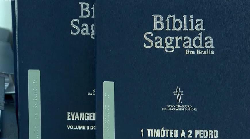 Instituto dos Cegos  de Rio Preto recebe bíblia toda em braile
