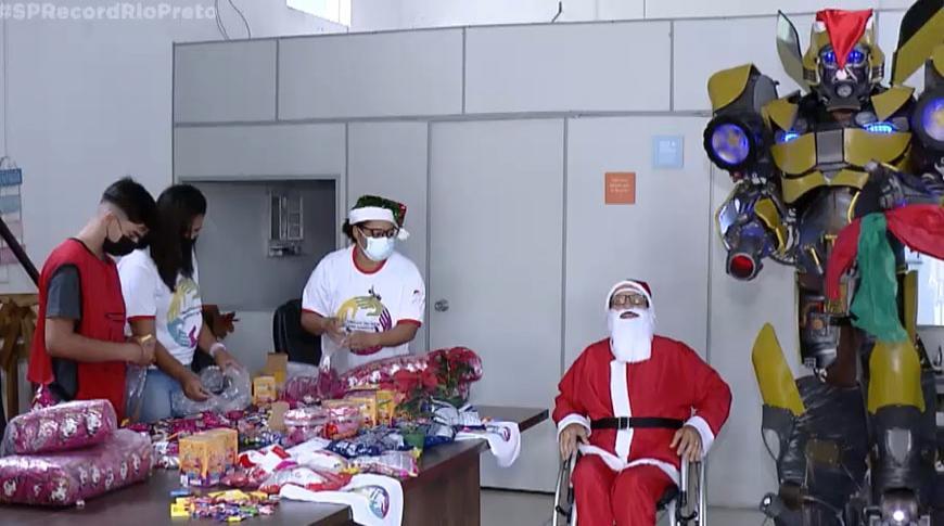 Voluntários recolhem doações para o natal