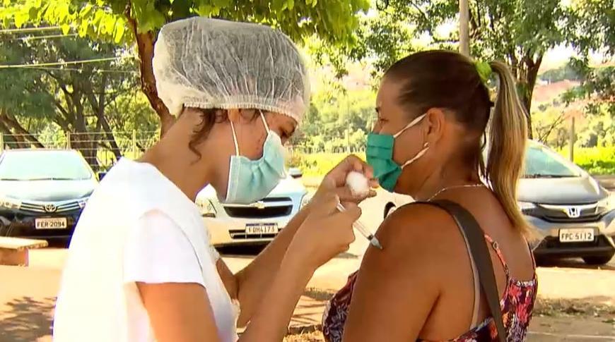 Equipe de saúde de Catanduva percorre bairros para vacinar contra a Covid-19