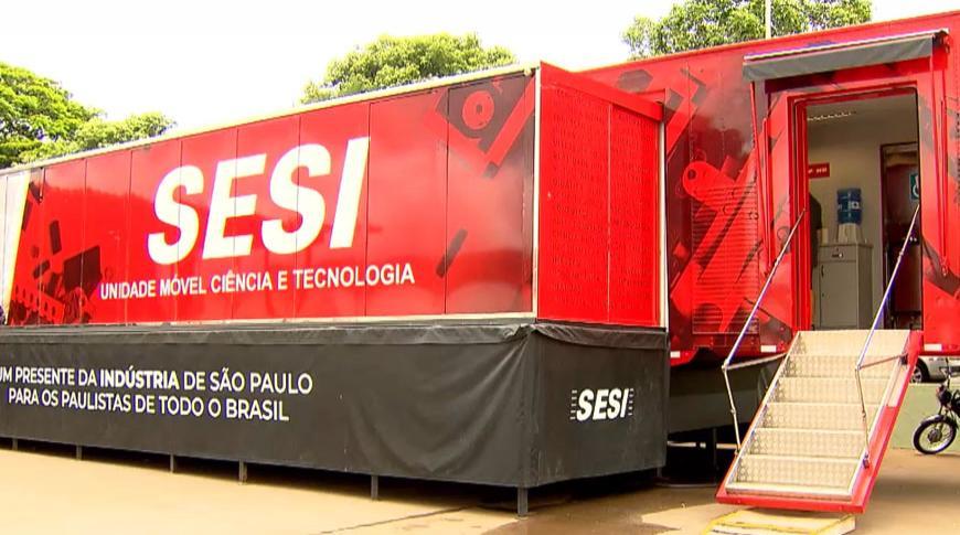 Carreta móvel leva robótica para alunos e população de Cedral