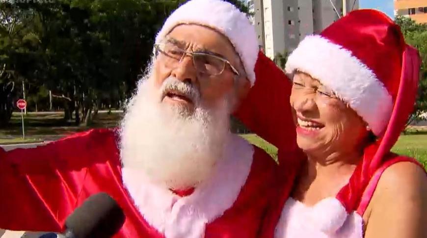 Vestidos de Papai e Mamãe Noel, casal faz  sucesso em viaduto de Rio Preto