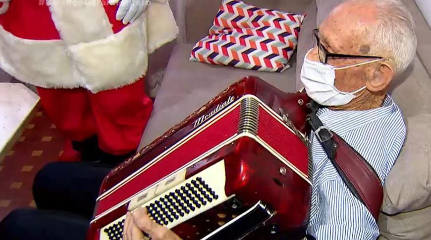Idoso de 94 anos pediu uma sanfona de presente para o Papai Noel
