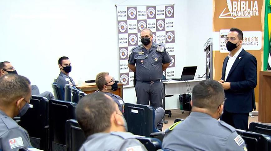 Policiais de Rio Preto ajudam na transcrição da bíblia