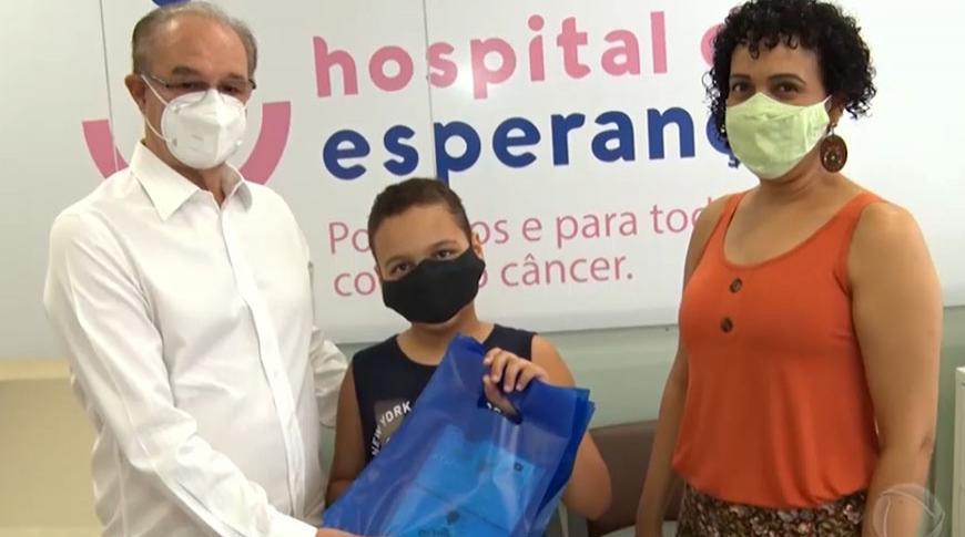 Escritor mirim de Prudente faz doação para hospital