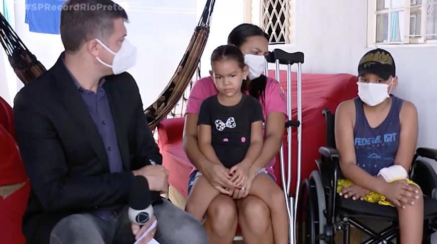 Família pede ajuda para conseguir prótese para menino que teve perna amputada durante tratamento contra o câncer.