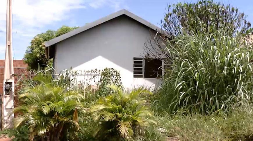 Casa abandonada causa transtorno aos moradores do bairro Amizade I