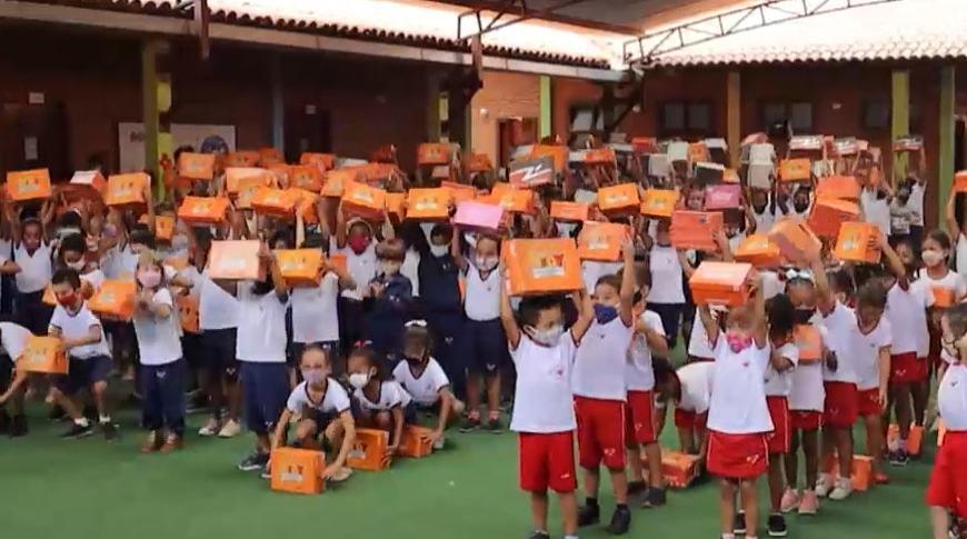 Crianças do Projeto Nova Canaã recebem calçados de Birigui