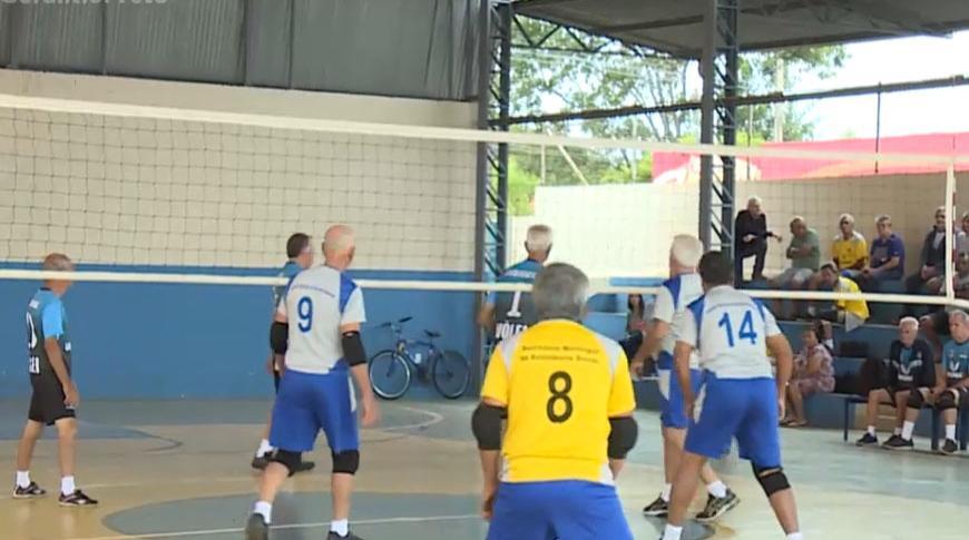 Superliga Regional de Voleibol reúne atletas da melhor idade em Guararapes