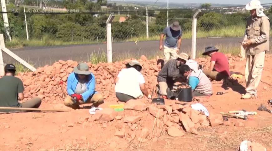 Pesquisadores realizam escavações em Prudente em busca de fósseis